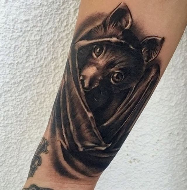 Šikšnosparnių tatuiruotė nespalvotu realizmo stiliumi