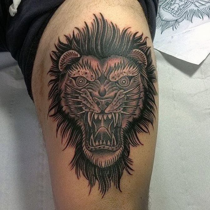 Татуировка с лъв на бедрото