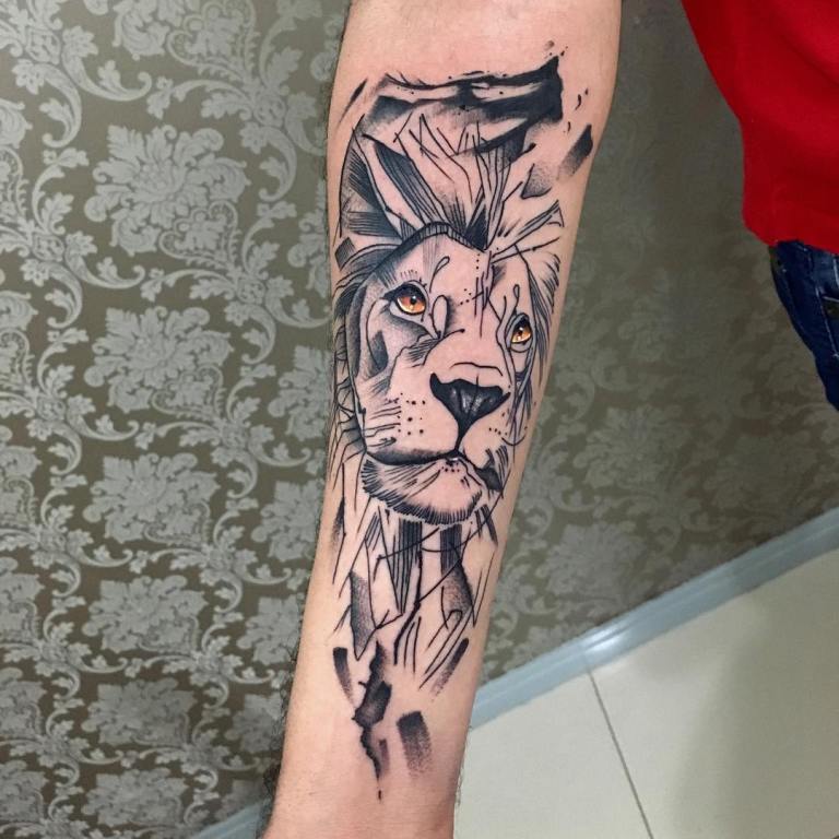 Leão tatuado preto e branco