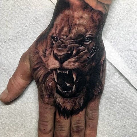 Tätoveeritud lõvi - mehe käe tätoveering
