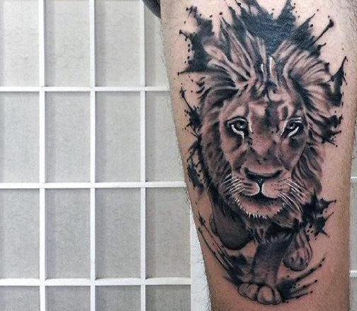 Tatuagem de leão na coxa