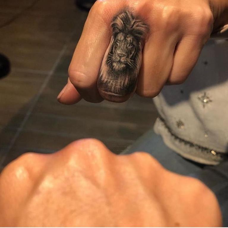 Tatuagem de leão no dedo