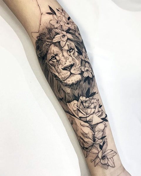 Tatuagem de leão no braço de uma rapariga