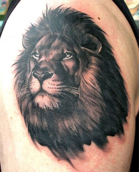 Leão tatuado à mão para homens - foto