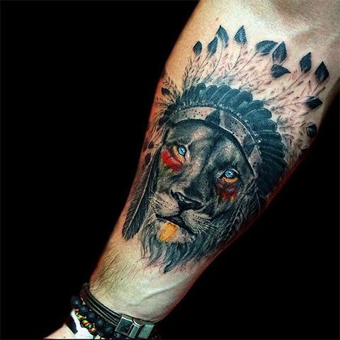 Oroszlán tetoválás a férfiak kezén