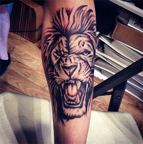 Leão tatuado à mão para homens