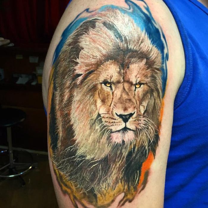 Realismo do leão tatuado realismo da aguarela no seu ombro