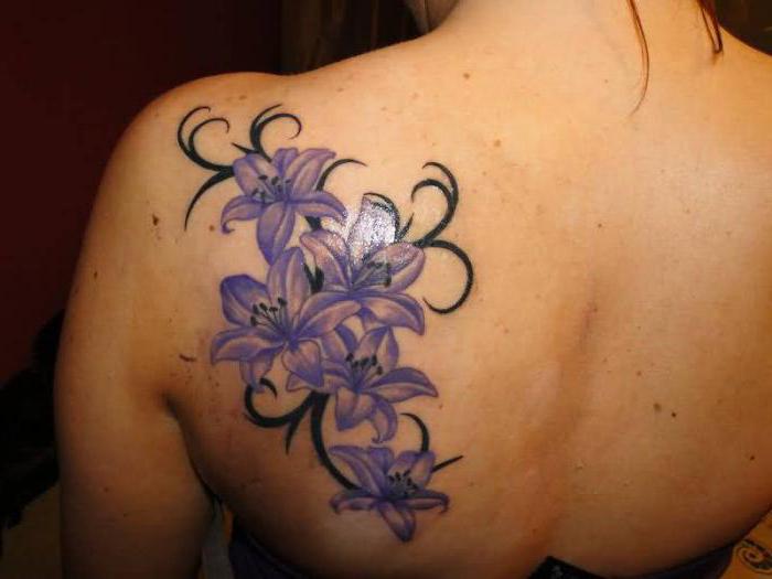 Tatuointi liljat olkapäässä
