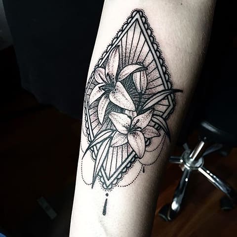 Tatuaż z lilią na ramieniu