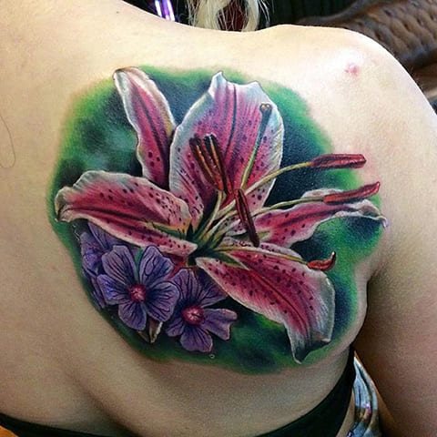 Tattoo af lilje til piger på ryggen