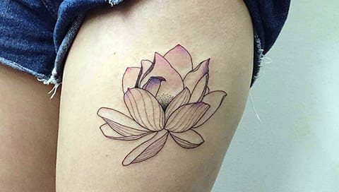 Татуировка на лилия върху бедрото на момиче - снимка