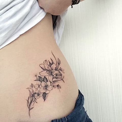Tetoválás liliom oldalán a lányok számára