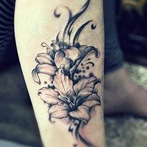 Tatuointi lilja vasikkaan