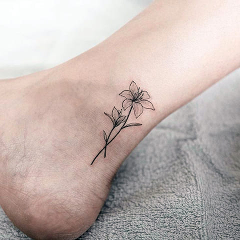 Tätowierung einer Lilie auf den Beinen