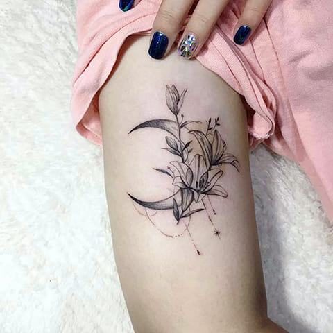 Татуировка на лилия на рамото ви