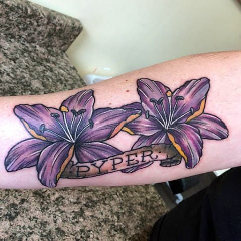 Tatovering af en lilje på underarmen