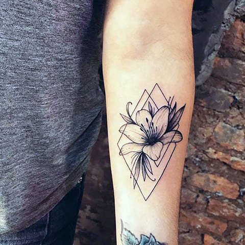 Татуировка на лилия на ръка за момичета