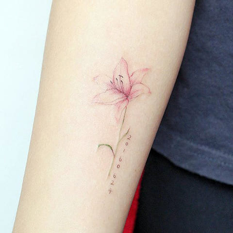 Tatuointi lilja kädessä