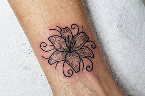 Lilijas tetovējums uz plaukstas locītavas