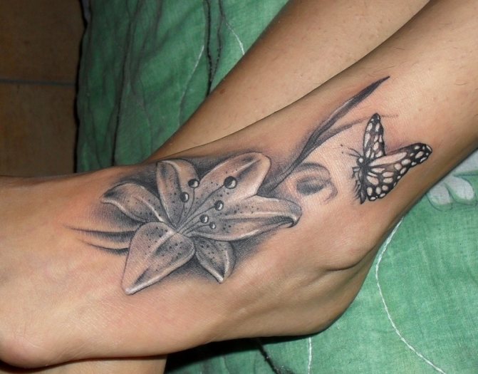 女性の足に描かれた百合の花のタトゥー
