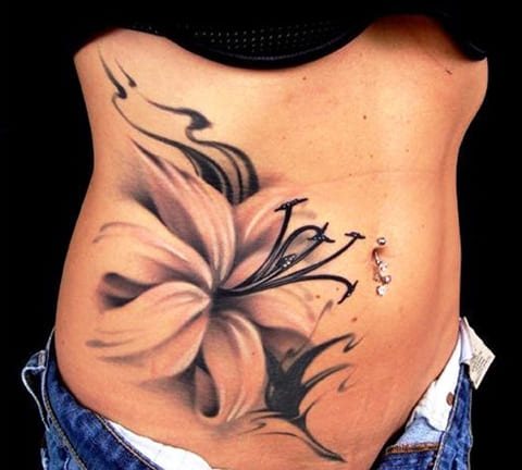 Tätowierung einer Lilie auf dem Bauch eines Mädchens