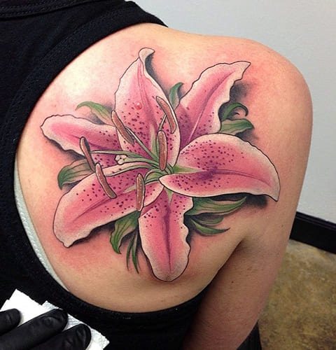 Egy liliom tetoválása egy lányon