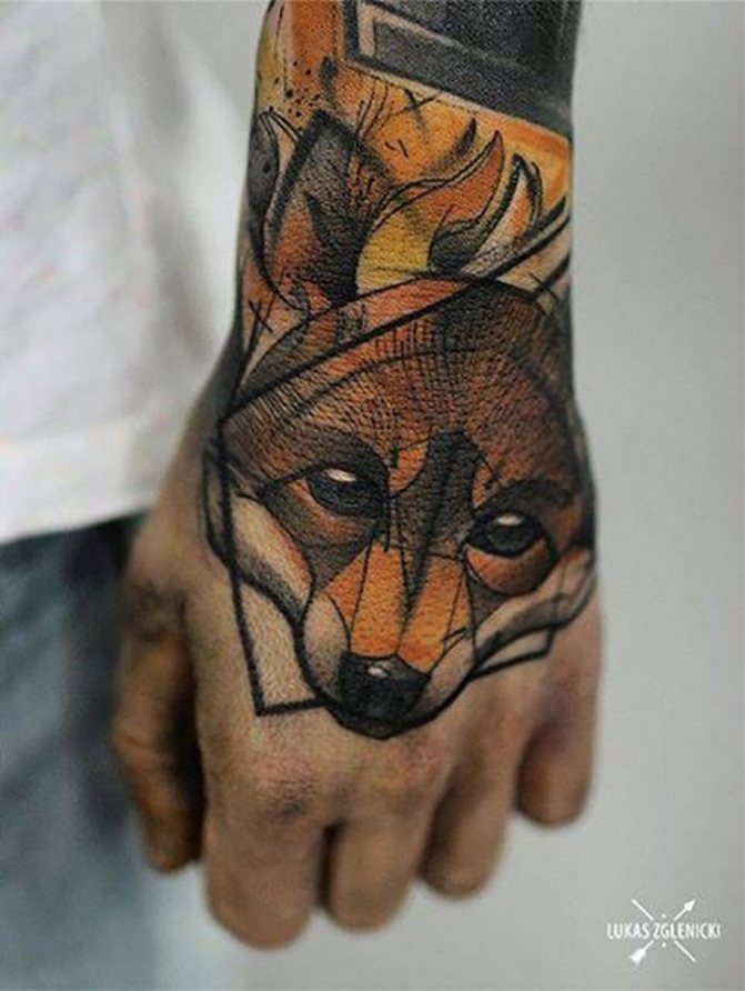 Tatuaggio di una volpe sulla mano