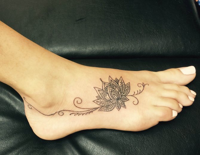 lótus da perna tatuada