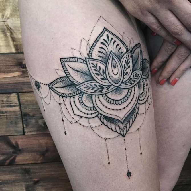 tetovaža lotosa na nogah