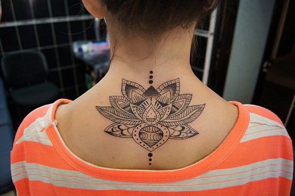 Lótusz tetoválás a háton a nyak mellett