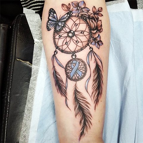 Tatuagem de um apanhador de sonhos e de uma borboleta
