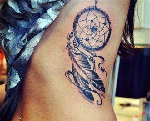 Apanhador de sonhos de tatuagem do lado da rapariga