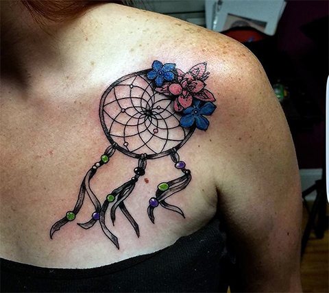 Apanhador de sonhos de tatuagem na clavícula de uma rapariga