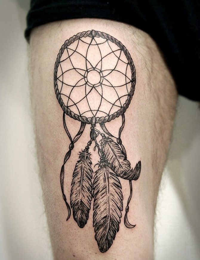 Татуировка на ловец на сънища върху мъжко бедро