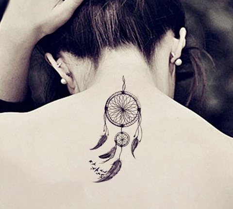Tatuagem de um apanhador de sonhos no pescoço de uma rapariga