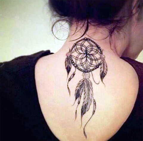 Tetovanie lapača snov na krku dievčaťa