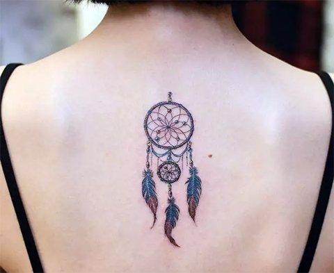 Tatuiruotė svajonių gaudyklė ant mergaitės nugaros