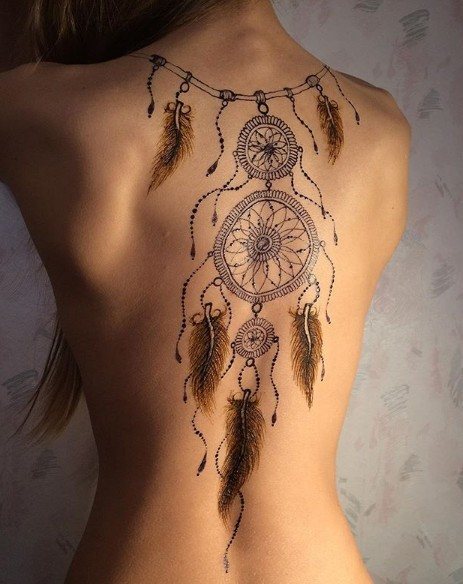 tatovering drømmefanger på ryggen