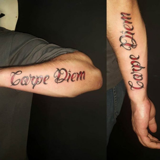 Τατουάζ Άδραξε τη στιγμή στα λατινικά (carpe diem). Σκίτσο, φωτογραφία, νόημα