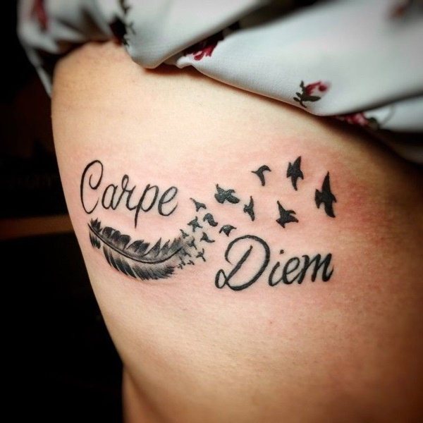 Tattoo Seize the moment em latim (carpe diem). Esboço, fotografia, significado