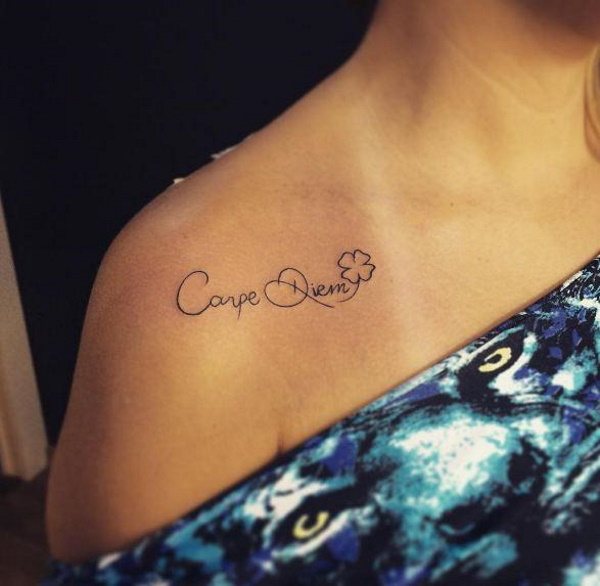 Τατουάζ Catch the moment στα λατινικά (carpe diem). Σκίτσο, φωτογραφία, νόημα