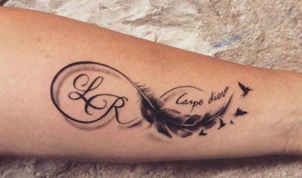 Tattoo Seize the moment em latim (carpe diem). Esboço, fotografia, significado