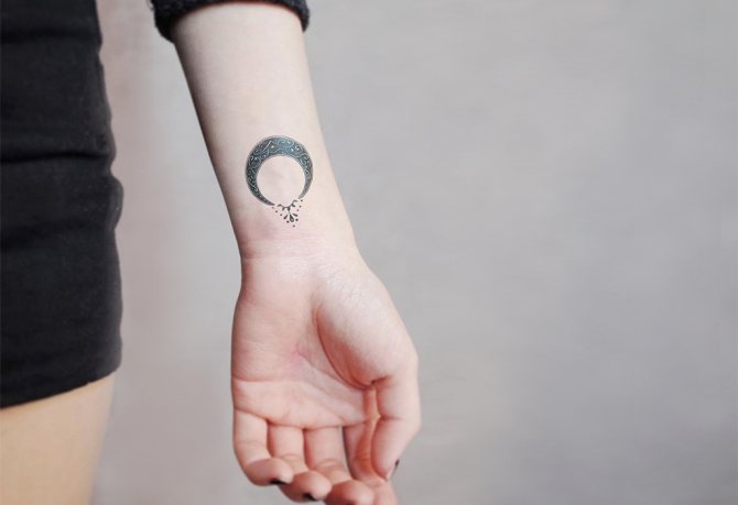 Moonraker tetovējums uz rokas