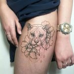 Tattoo leeuwin voor meisjes. Betekenis, foto op hand, voet, rug, heup, schouder, pols, schouderblad