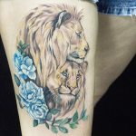 女孩的狮子纹身。意思是，照片上的手臂、腿、背部、臀部、肩膀、手腕、肩胛骨