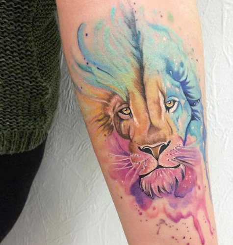 Tatuagem de leoa para raparigas. Significado, fotografia na mão, pé, costas, anca, ombro, pulso, escápula