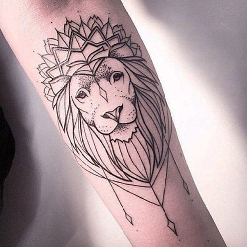 Tattoo dame løve til piger. Betydning, billeder på arm, ben, ryg, lår, skulder, håndled, skulderblad