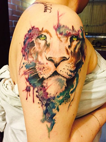 女の子のための雌ライオンのタトゥー。意味：腕、脚、背中、腰、肩、手首、肩甲骨に貼る写真