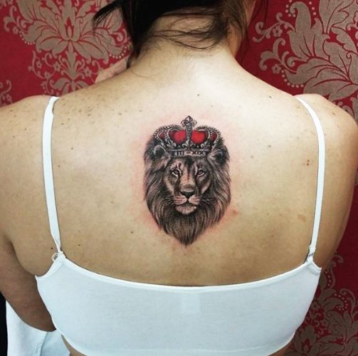 Tetoválás oroszlán lányoknak. Jelentése, fotó a kézről, lábfejről, hátról, csípőről, vállról, csuklóról, lapockáról.