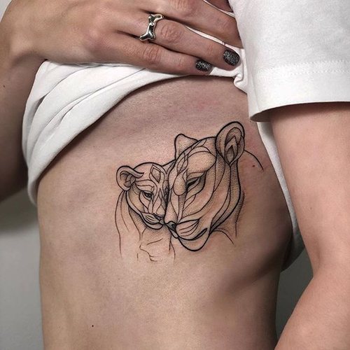 女の子のためのタトゥー獅子座。意味：腕、脚、背中、腰、肩、手首、肩甲骨に貼る写真